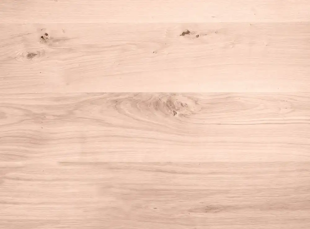 Tablones de roble natural apilados en el taller
