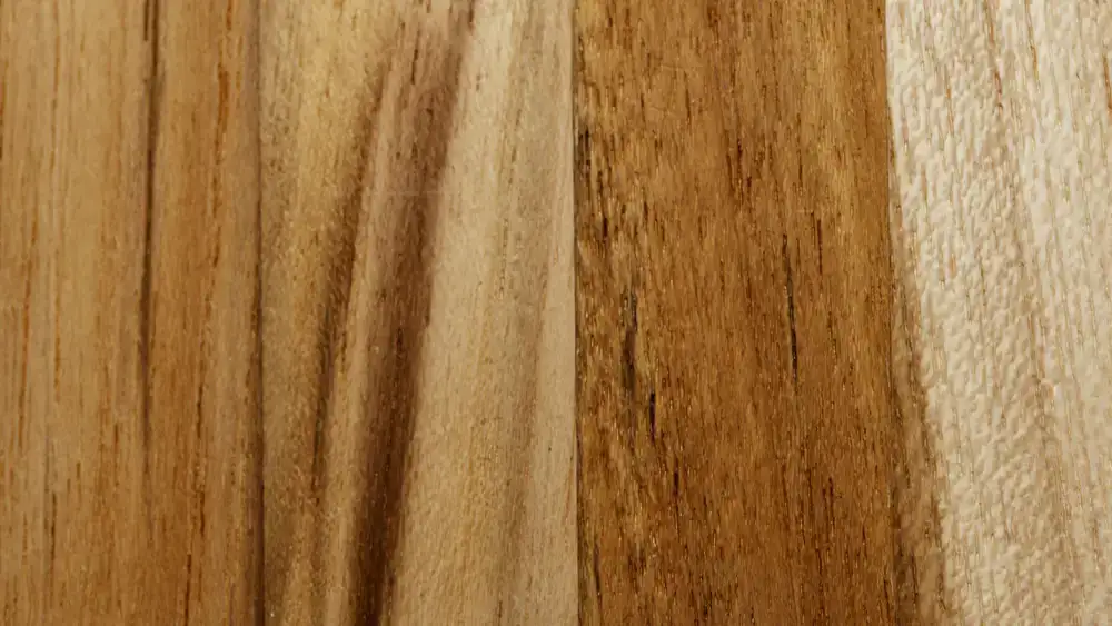 Detalle del veteado de una tabla de nogal tratada con aceite