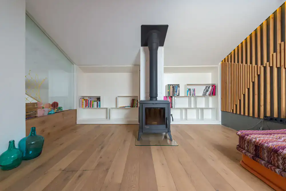 Librería de madera maciza instalada de suelo a techo