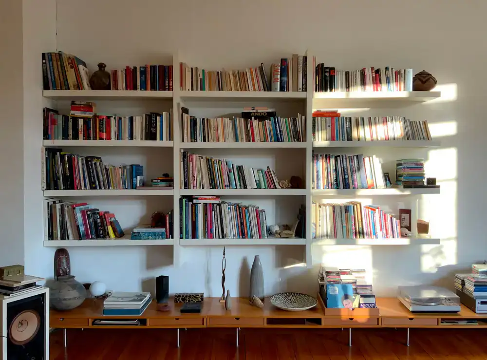 Salón moderno con estanterías de madera a medida