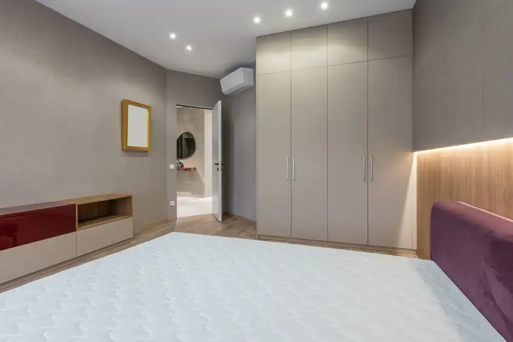 Armarios empotrados minimalistas en dormitorio