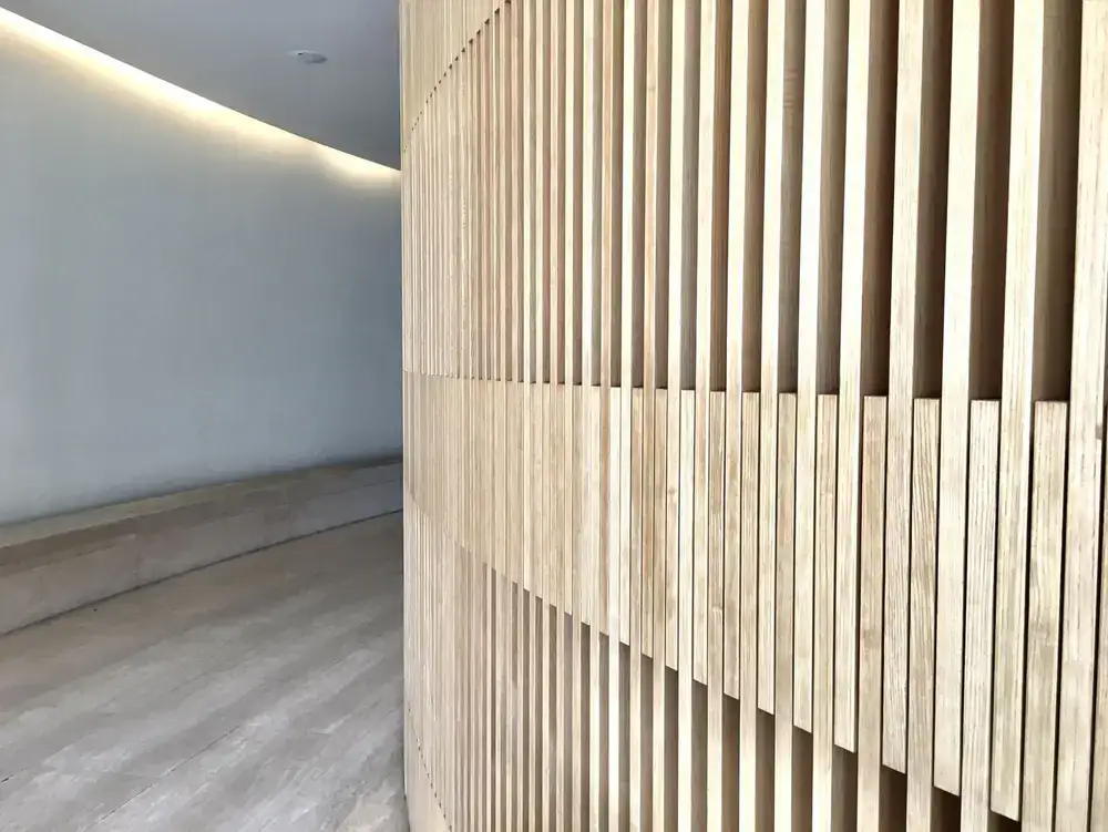 Interior de un vestidor de madera a medida