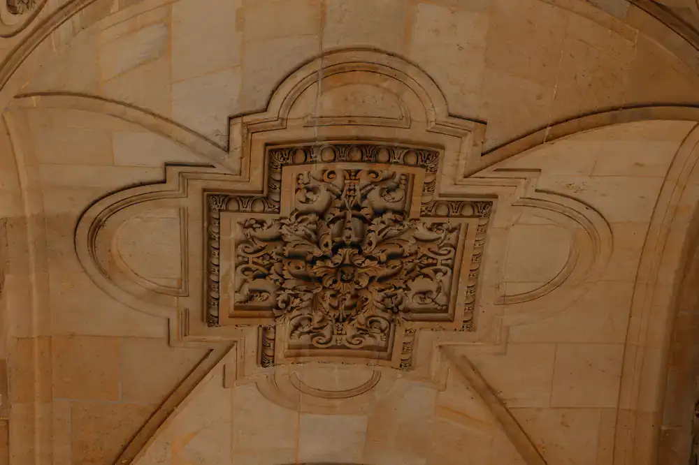 Detalle de artesano tallando una unión de cola de milano